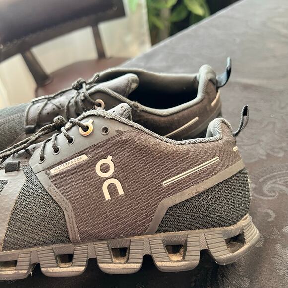 On cloud black/ silver logo running shoes women 7.5 - Picture 4 of 13